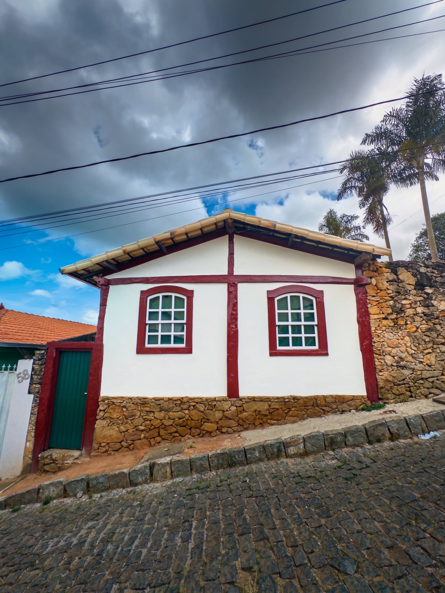 Em Bonfim, MG, a Casa 46 é uma hospedagem charmosa que combina o aconchego mineiro com o conforto moderno. Restaurada co