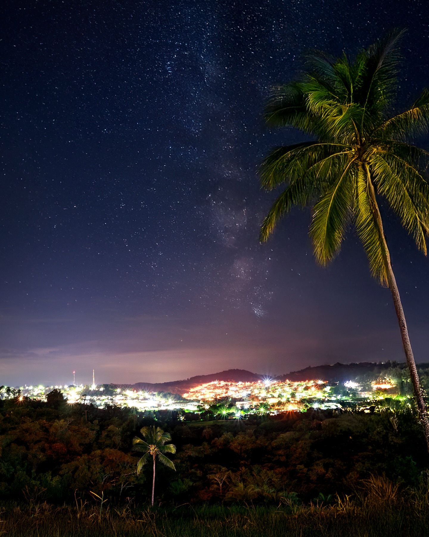 Essa foto é simplesmente encantadora! Ela retrata a cidade de Bonfim à noite, vista de um ponto alto, com uma belíssima 