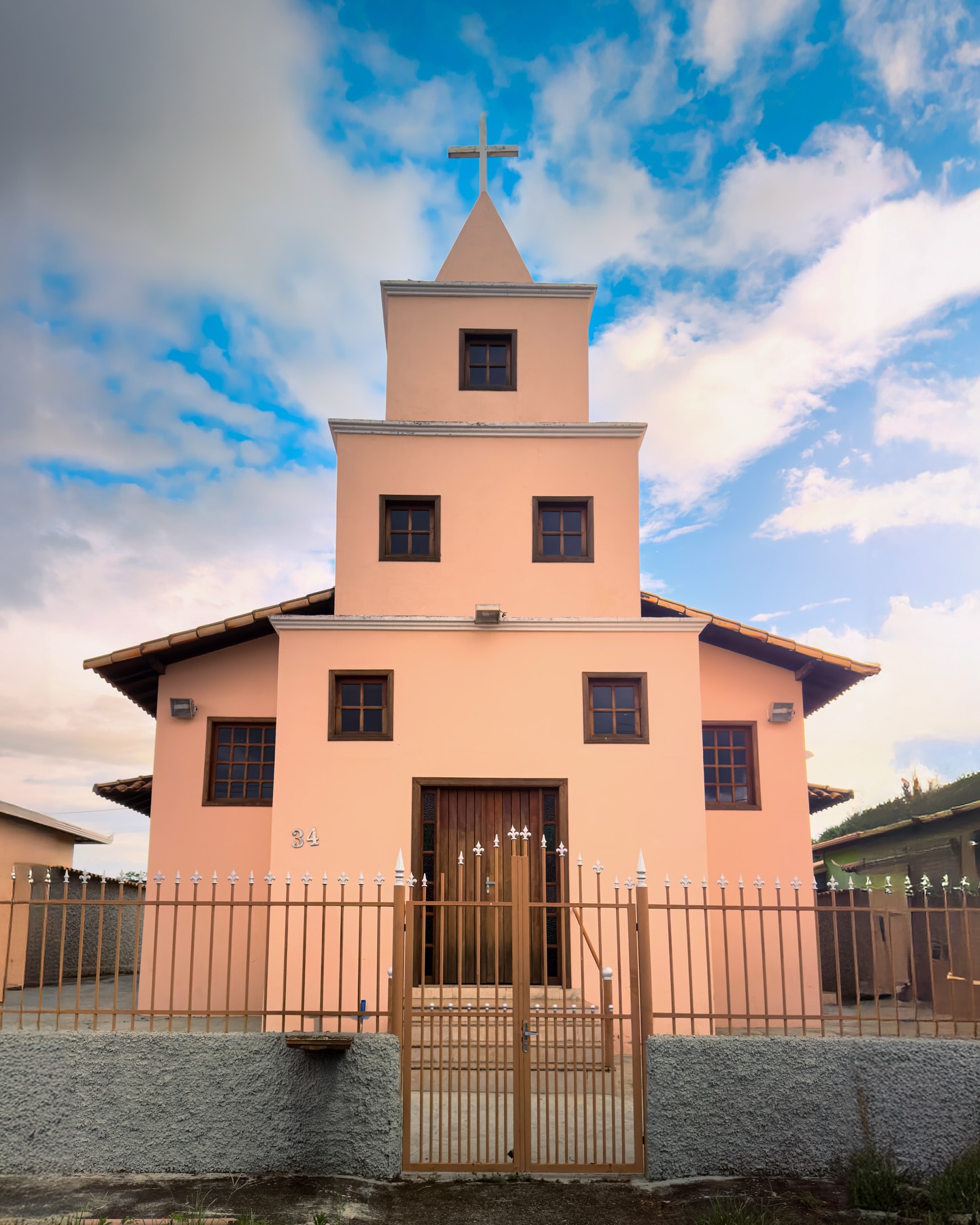 A Igreja do bairro São José, em Bonfim, é um símbolo de fé e acolhimento. Com sua arquitetura simples e charmosa, ela re