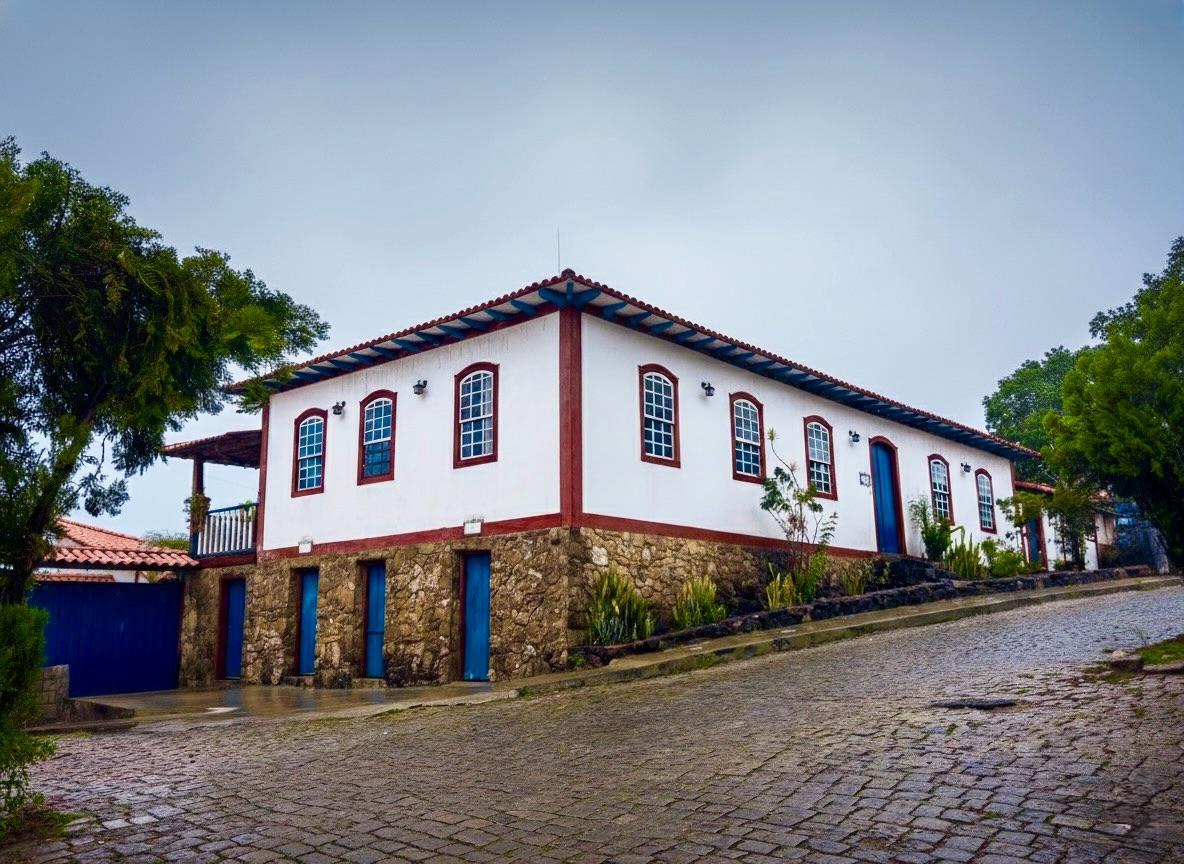 ☔️ Sob o céu de chumbo, a charmosa Bonfim repousa, banhada pela chuva que sussurra histórias nas pedras coloniais.