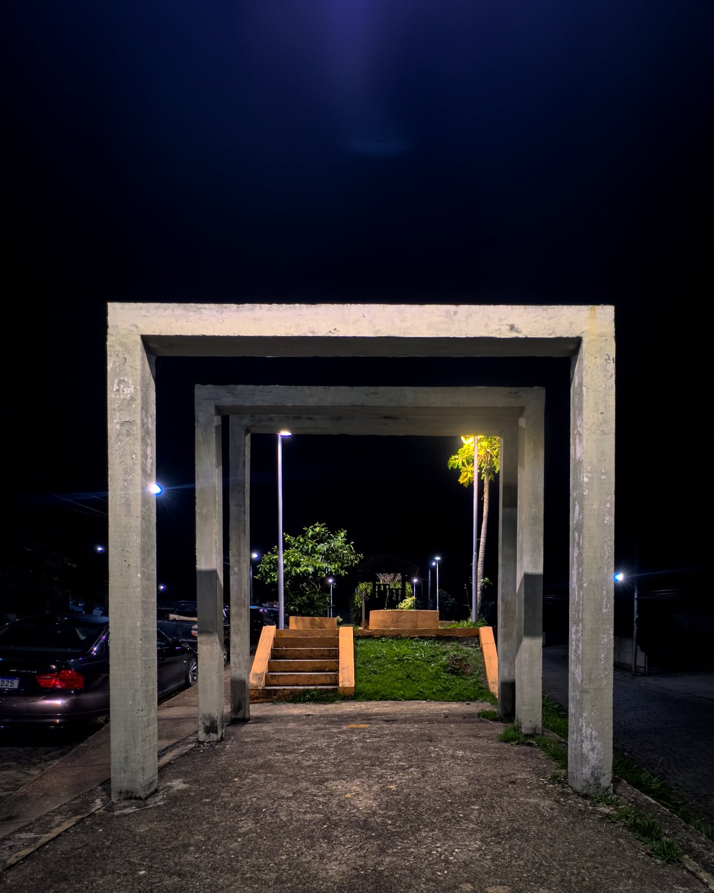 ✨ Estrutura, luz e silêncio: um portal urbano no coração de Bonfim.