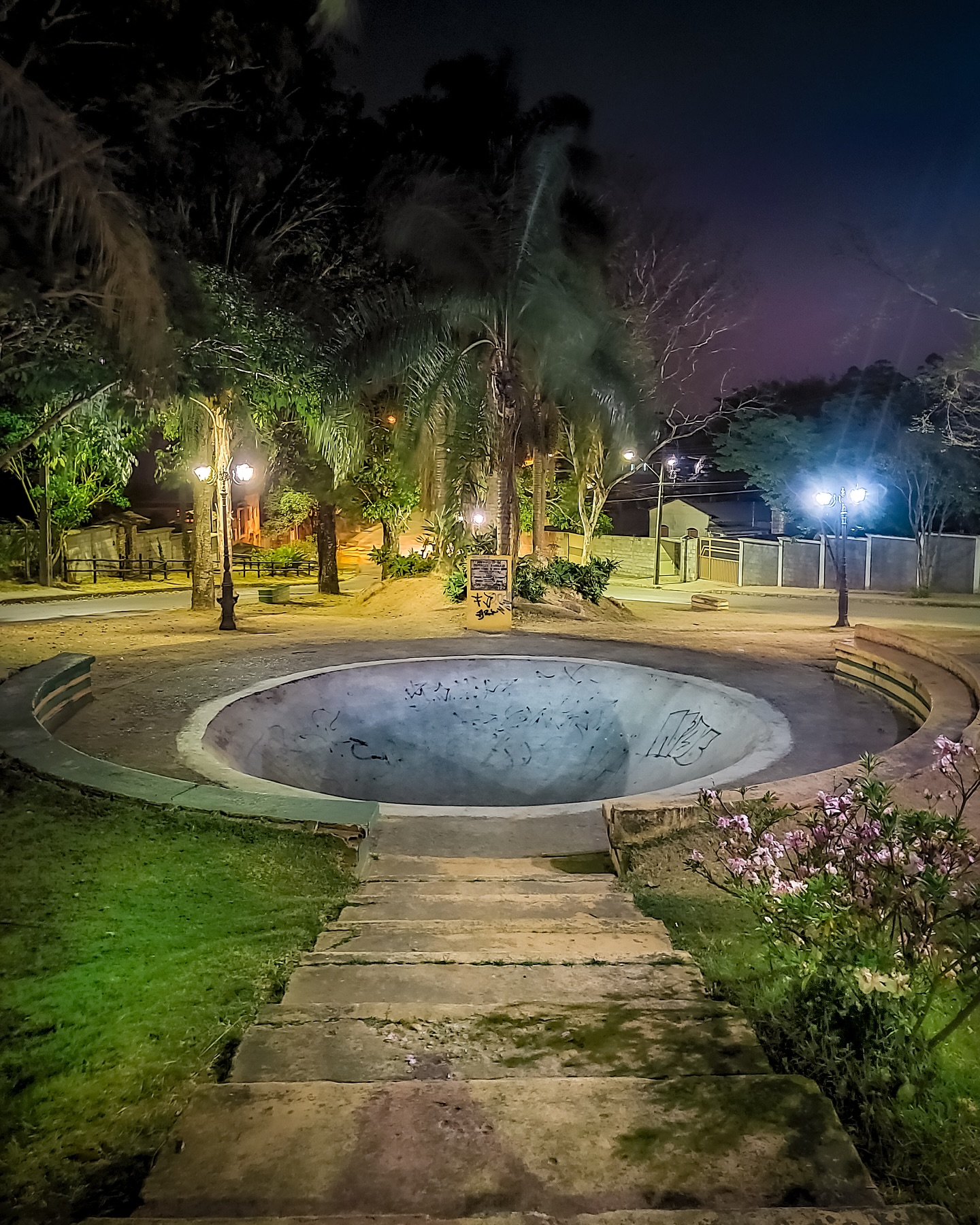 Um registro de como era a Praça de Bonfim antigamente… um lugar simples, cheio de histórias e memórias. Hoje ela já não 