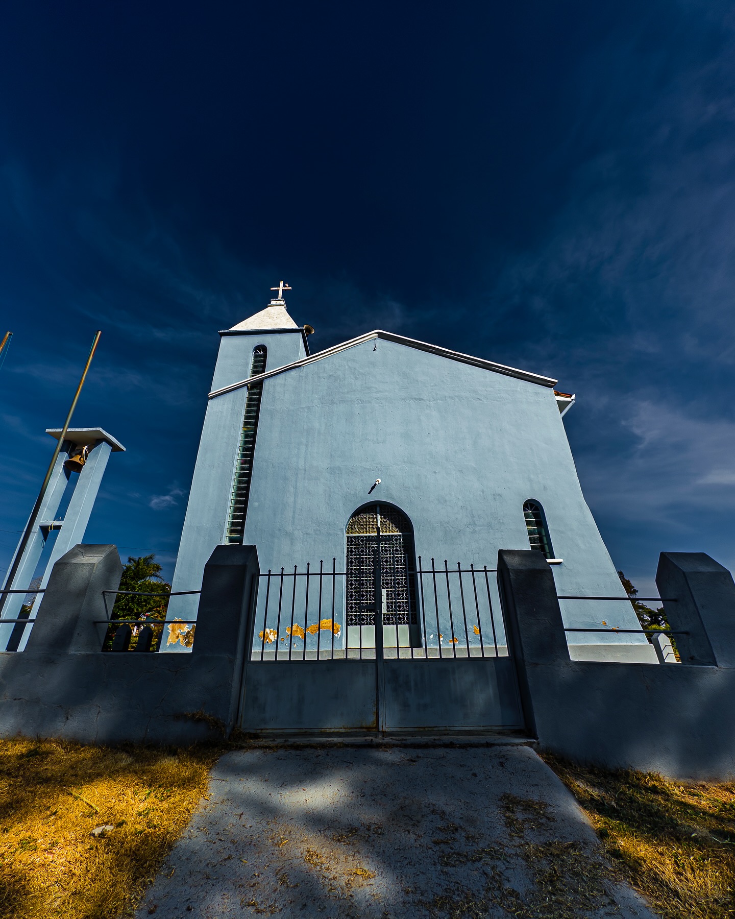 Um pedacinho de paz e fé em O Guedes, Bonfim/MG. A Capela de Nossa Senhora do Rosário exala tranquilidade sob esse céu a