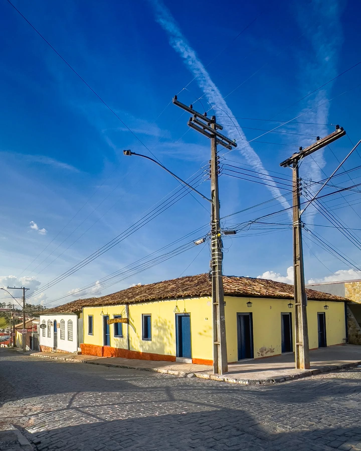 Casarão histórico de Bonfim, onde tradição e sabor se encontram na Que Massa Bonfim. Com arquitetura colonial preservada