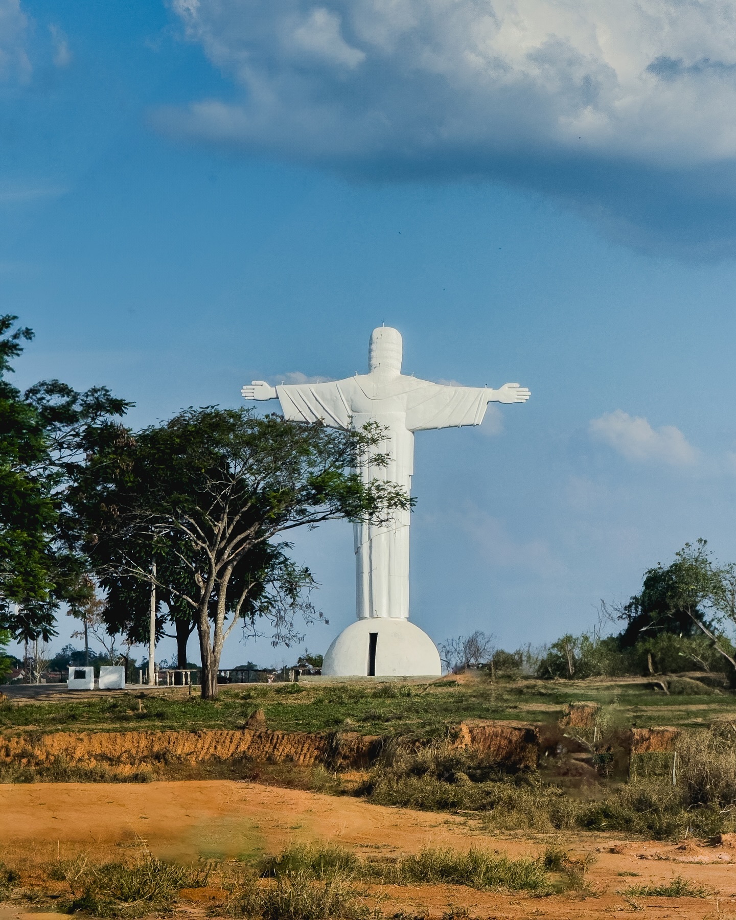 A estátua do Cristo Redentor em Bonfim, Minas Gerais, é um marco significativo na região, tanto por sua presença imponen