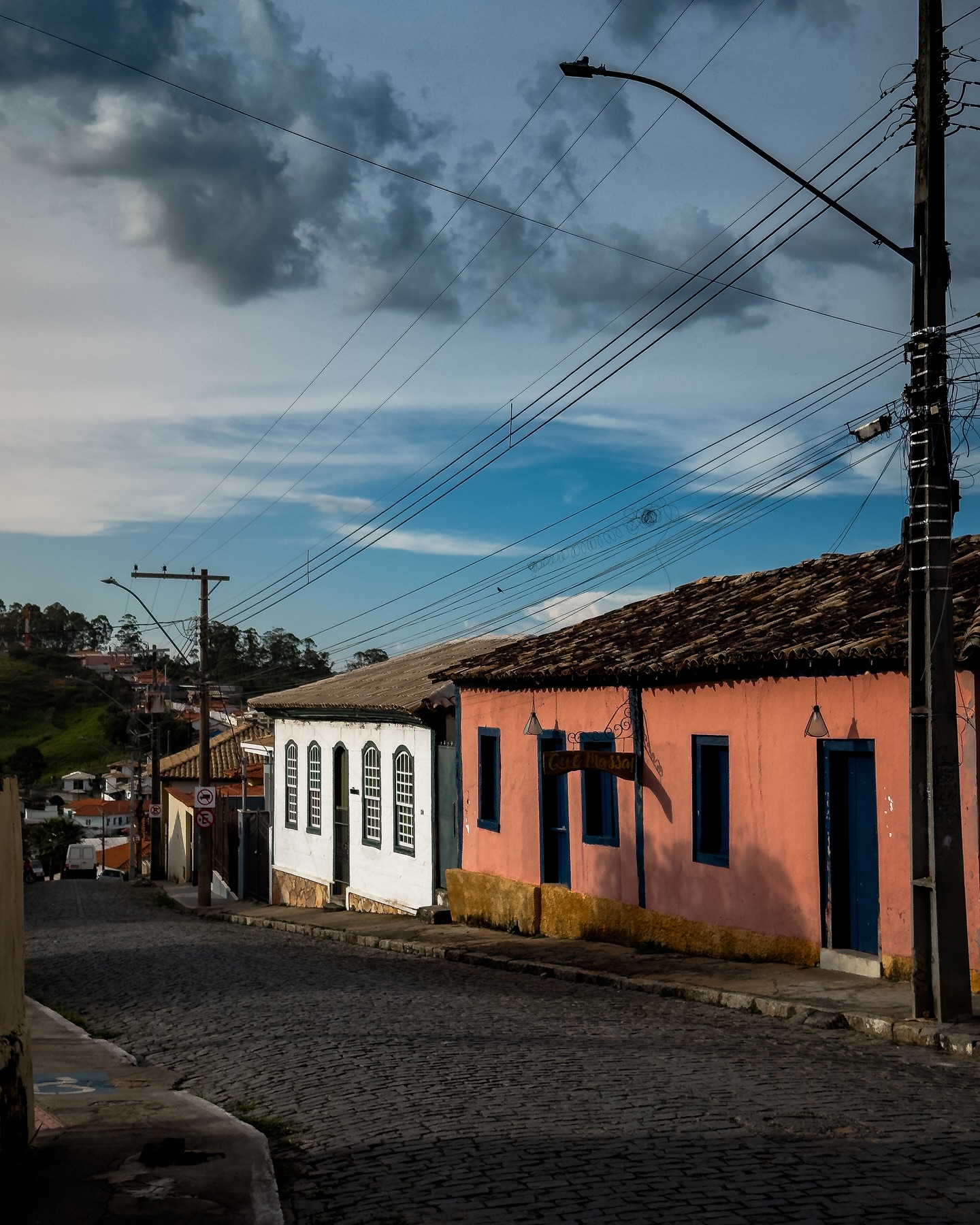Uma rua que conta histórias… O charme das construções coloniais, o céu dramático e o calçamento de pedra nos transportam
