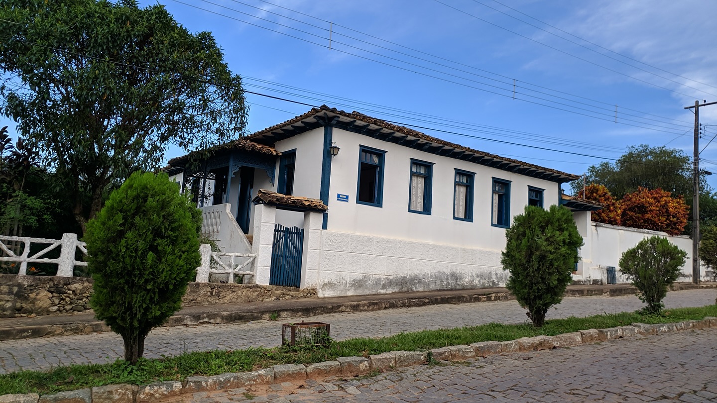 ✨ Bonfim é assim: cada esquina conta uma história, cada casa guarda um encanto. 🏡🌿 Quem mais sente essa poesia escondi