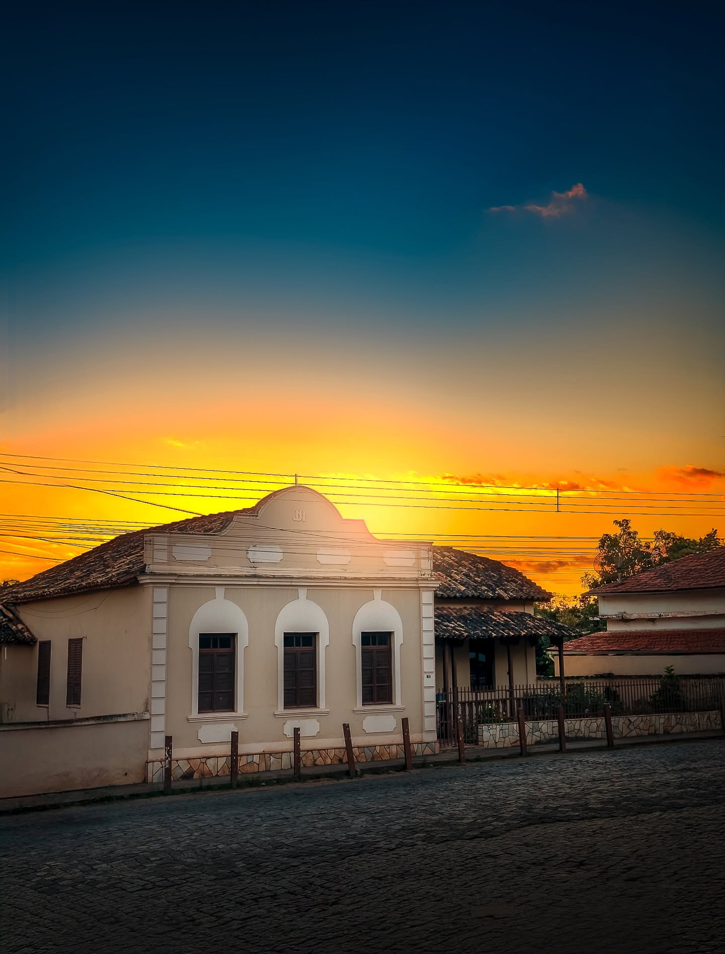 Entre paredes antigas e céu dourado, Bonfim revela sua poesia.