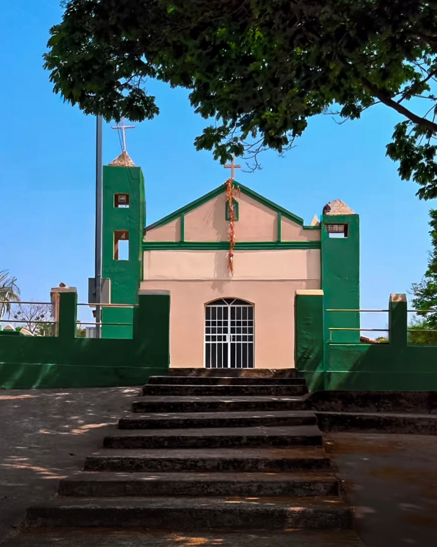 “Entre a fé e a história, a igreja no Dumbá é um refúgio de tranquilidade e espiritualidade. Um símbolo que guarda memór