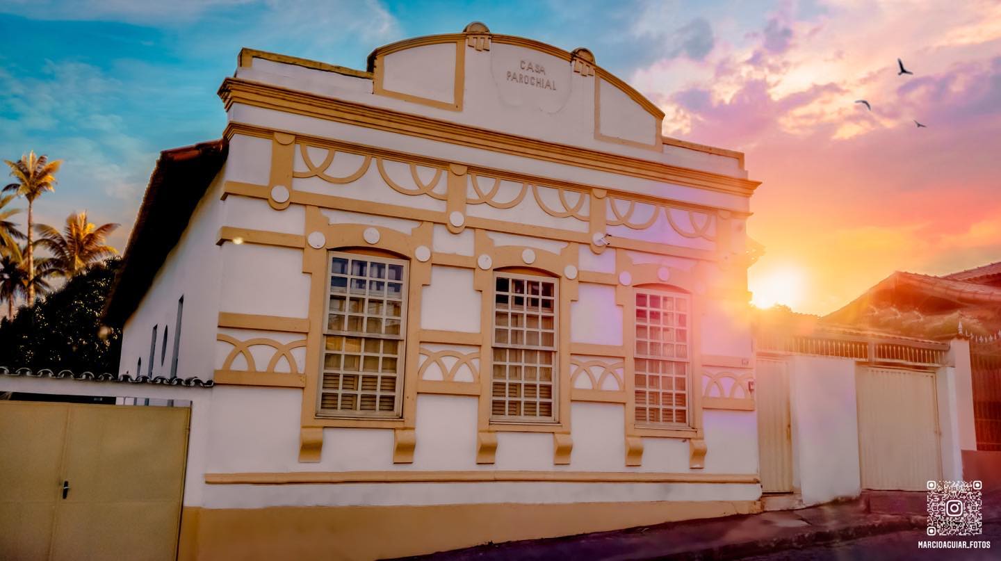 “Um cenário que reflete a beleza e a espiritualidade de Bonfim. A Casa Paroquial, com suas linhas clássicas e história m