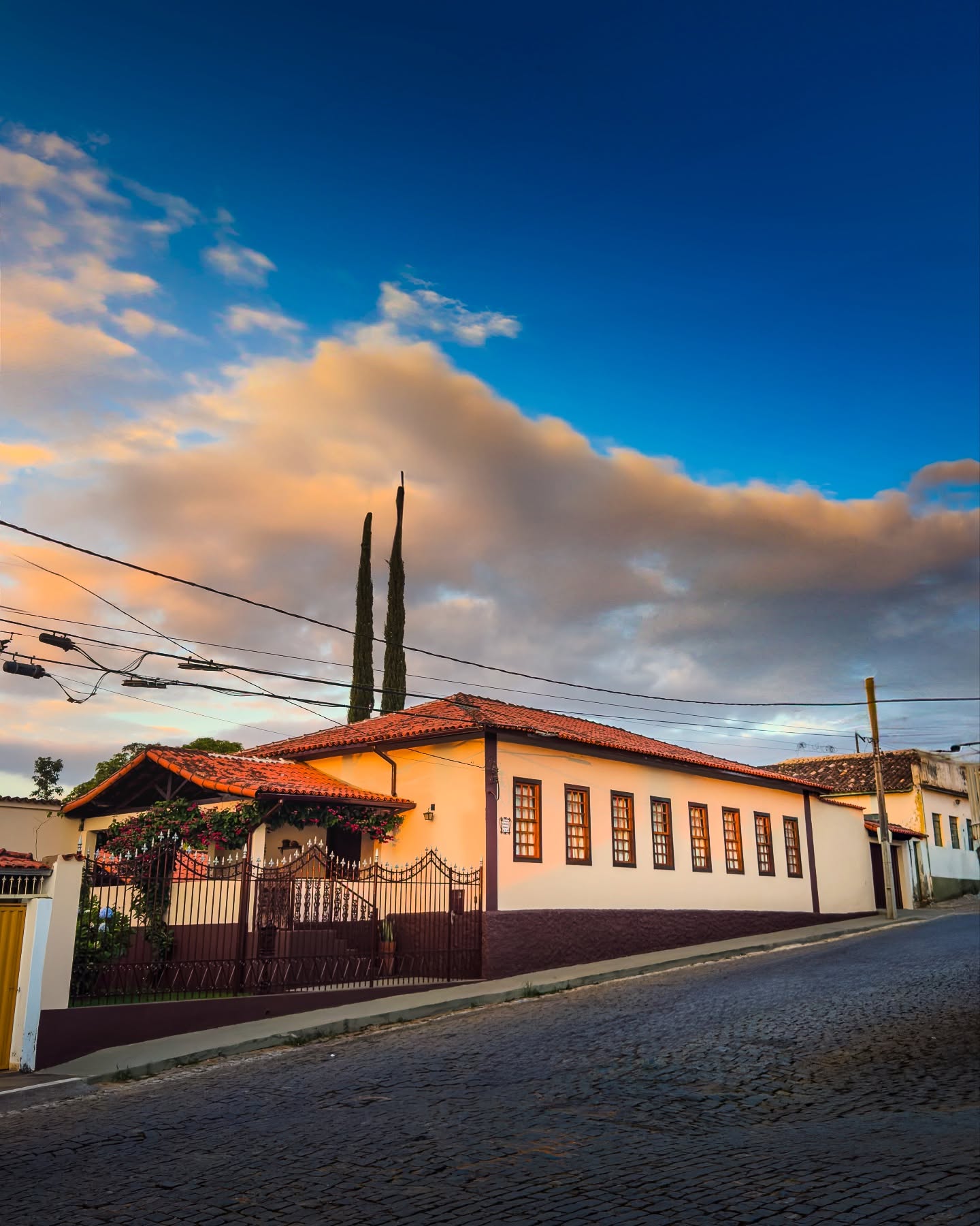 Casarão típico de Bonfim-MG, onde cada janela conta uma história e o tempo parece descansar na varanda. Um pedaço do pas