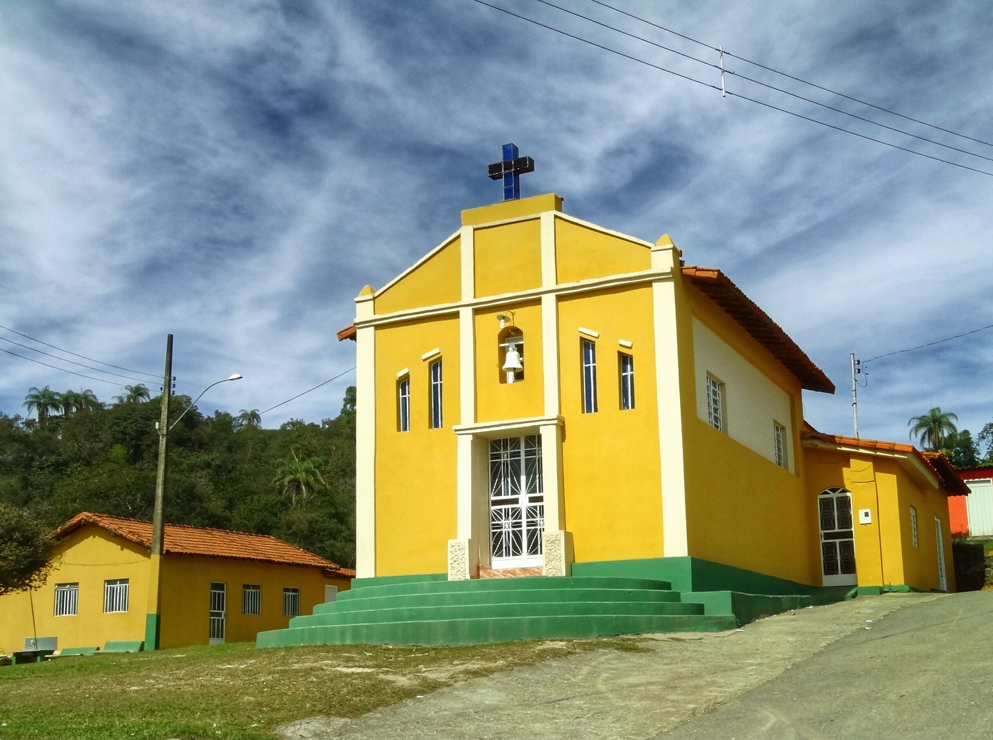 “Comunidade de Fundão, um refúgio de fé e tradição em Bonfim-MG. Este lugar acolhedor é o coração espiritual de muitas f