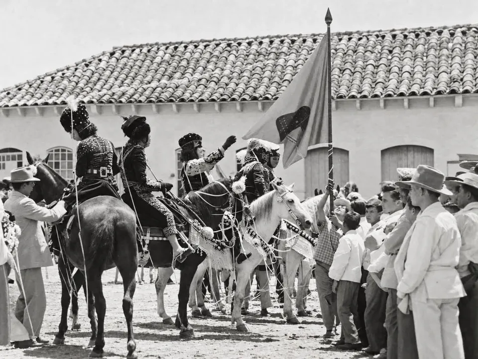 Fotografia em preto e branco do carnaval a cavalo.