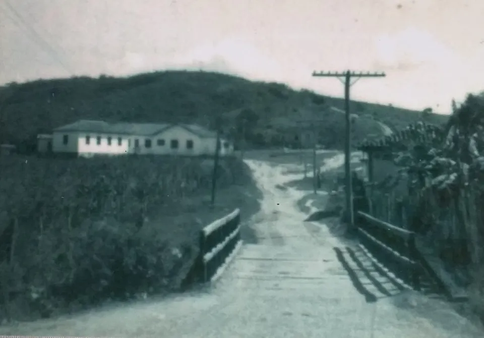 Fotografia histórica: Ponte que fica atualmente entre o depósito do Célio e o depósito da Edna — Próximo a policlínica